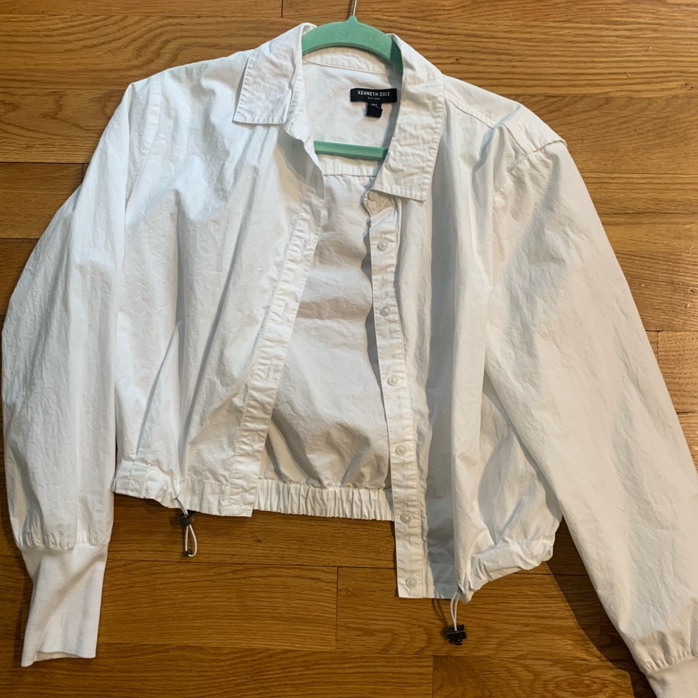 Kenneth Cole White Button Down Size Small. Cloth Sleeves and Tie on Bottom